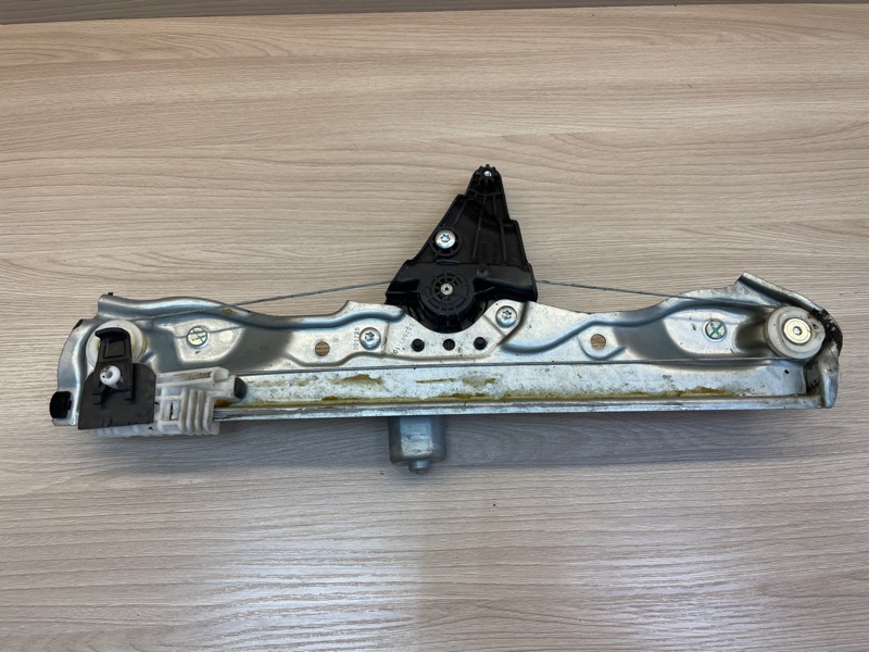 Стеклоподъемник    двери