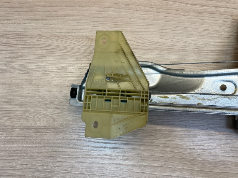 Стеклоподъемник    двери