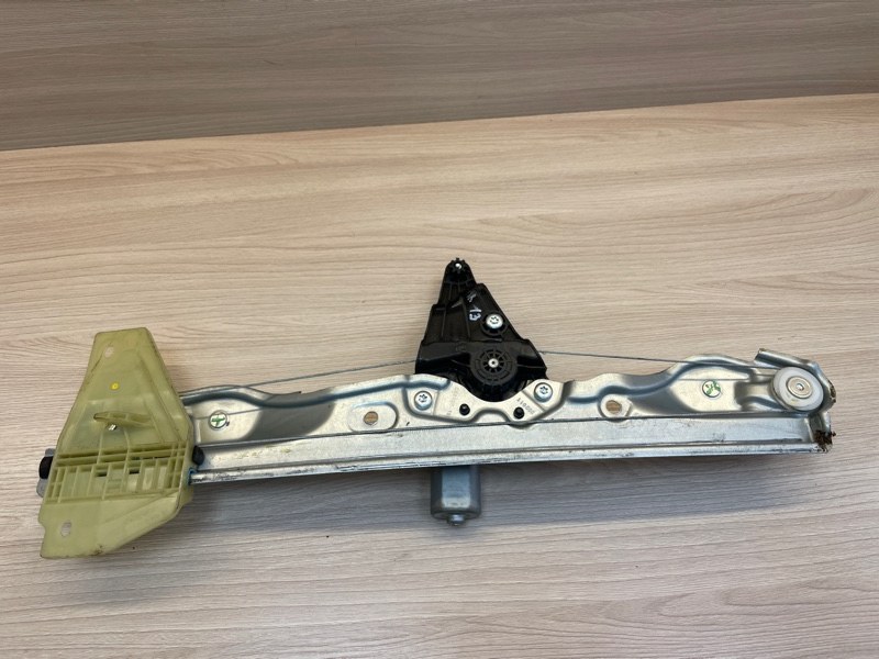 Стеклоподъемник    двери