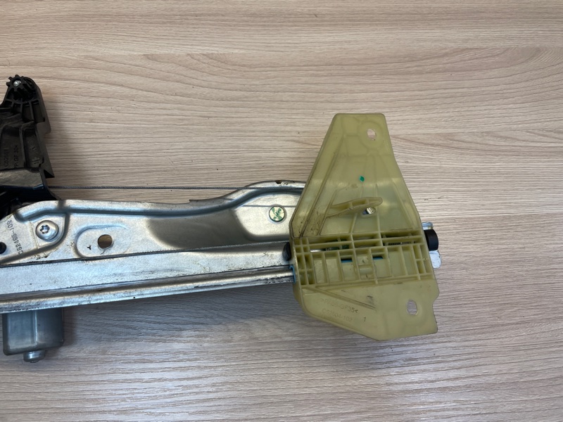 Стеклоподъемник    двери