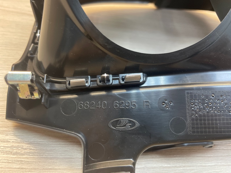 Козырек щитка приборов