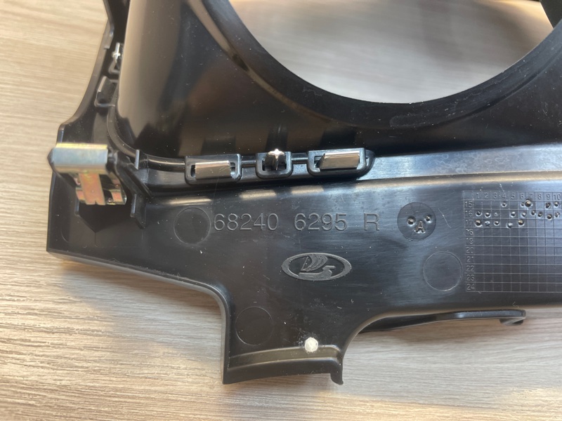 Козырек щитка приборов