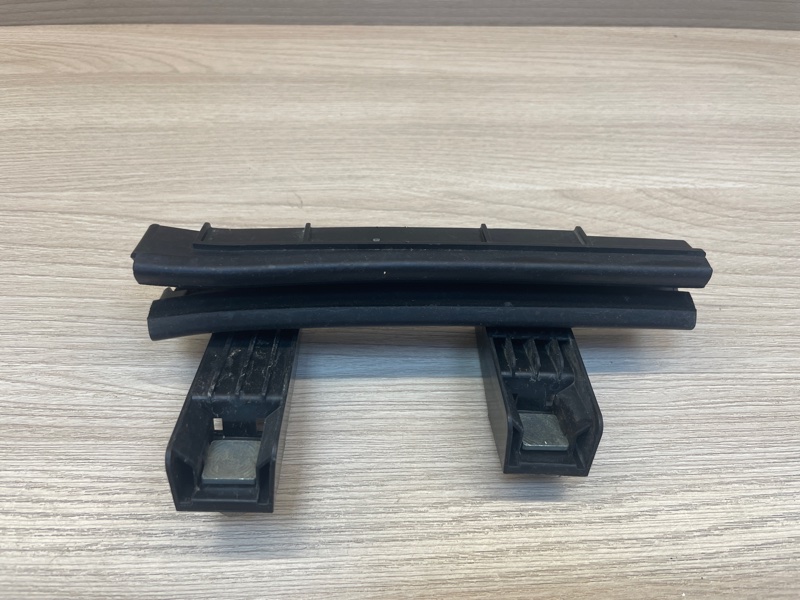 Направляющая стекла     двери