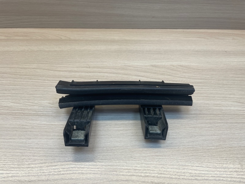 Направляющая стекла     двери