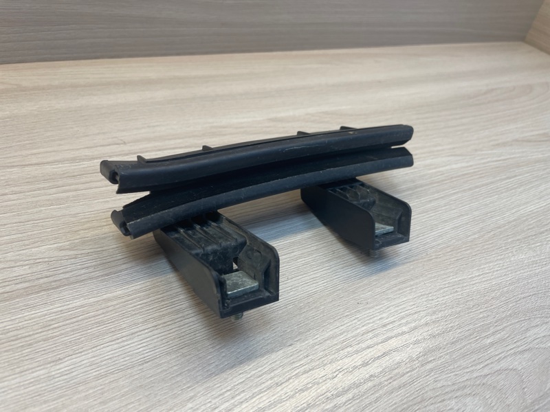 Направляющая стекла     двери