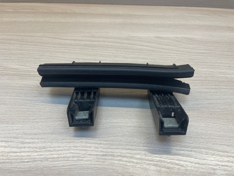 Направляющая стекла     двери