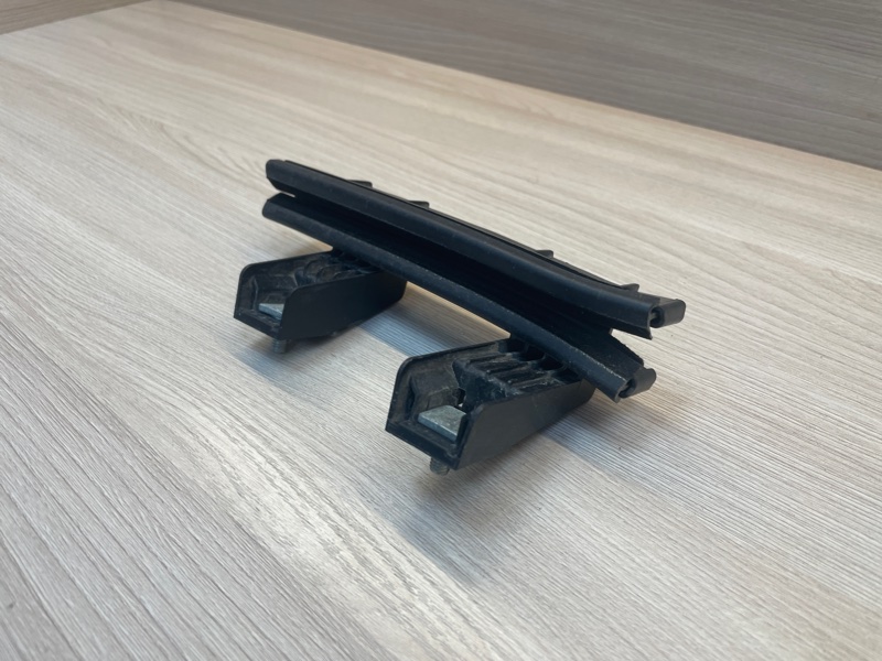 Направляющая стекла     двери