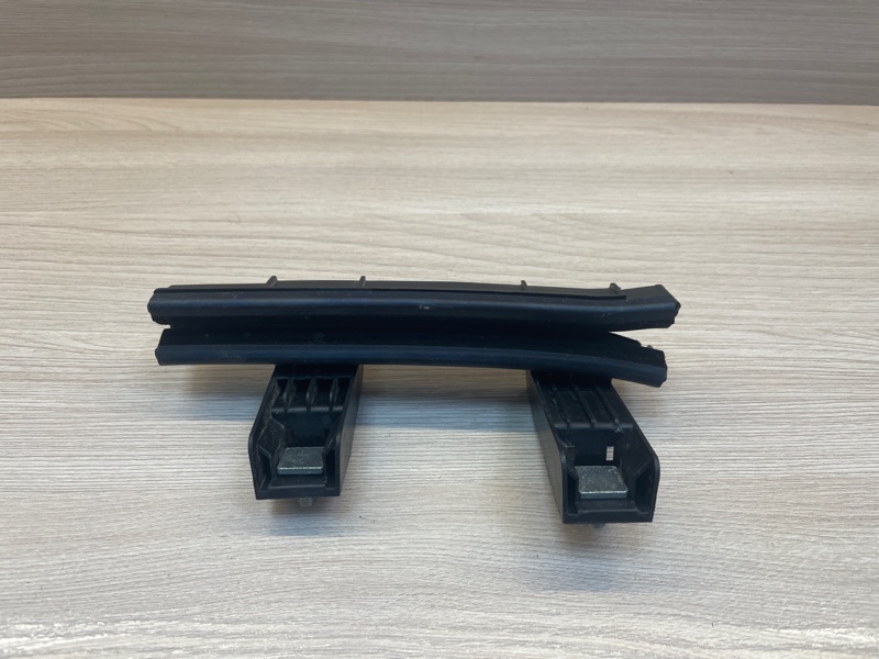 Направляющая стекла     двери