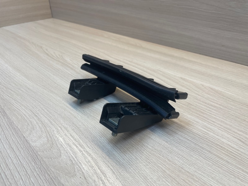 Направляющая стекла     двери