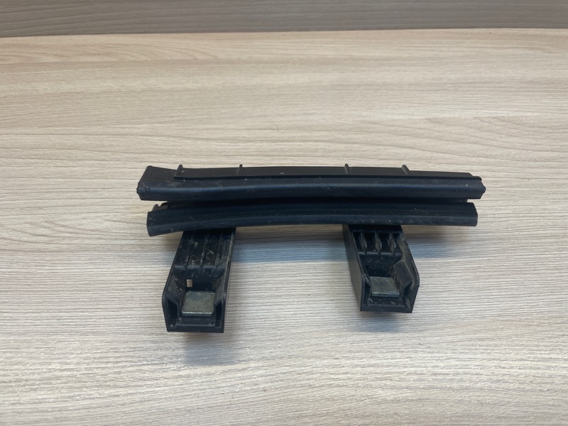 Направляющая стекла     двери