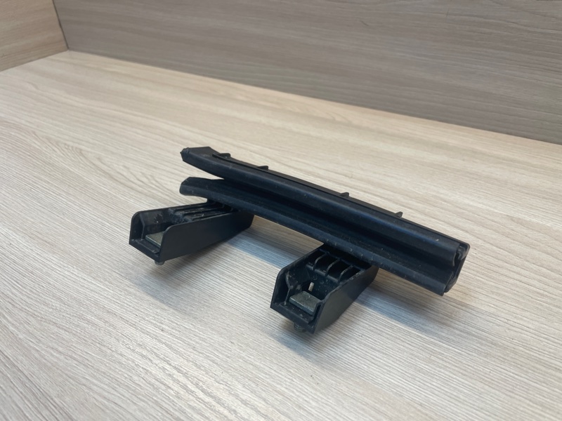 Направляющая стекла     двери