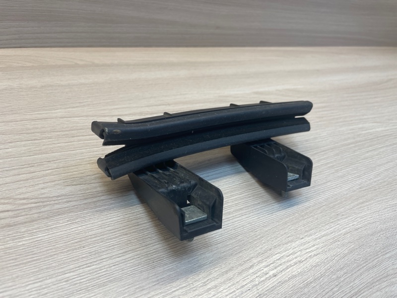 Направляющая стекла     двери