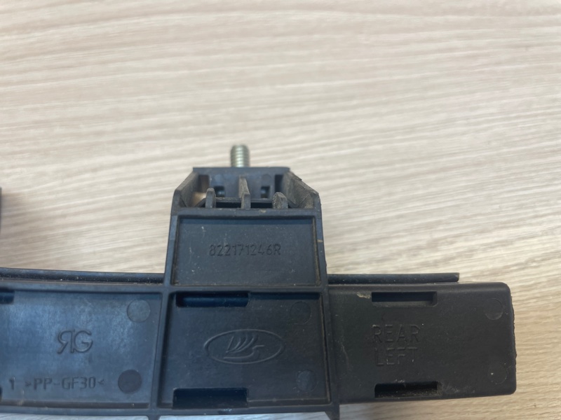 Направляющая стекла     двери