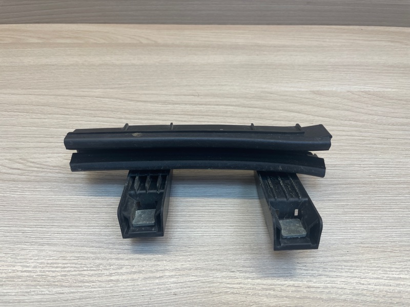 Направляющая стекла     двери