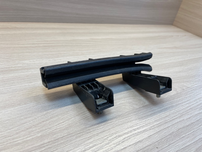 Направляющая стекла     двери