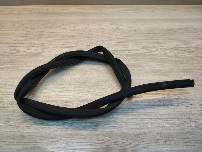 Уплотнительная резинка боковой двери