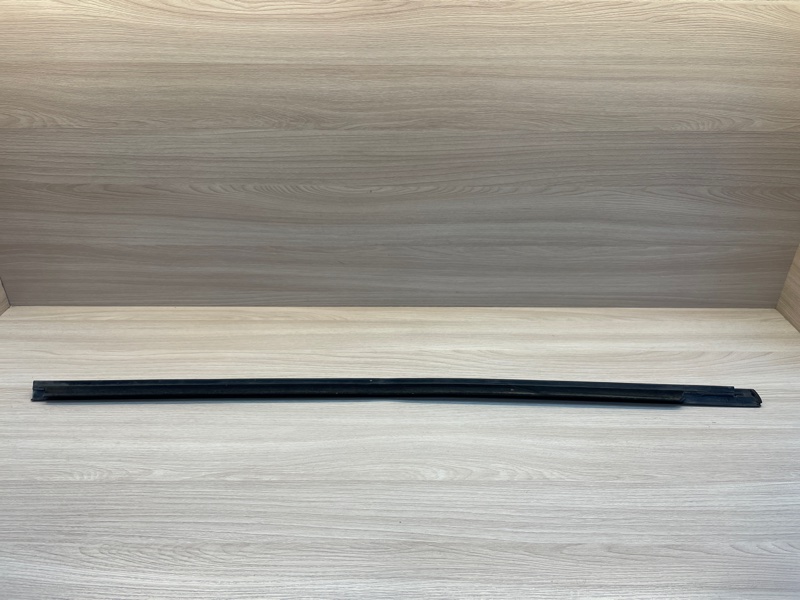 Уплотнитель стекла    двери