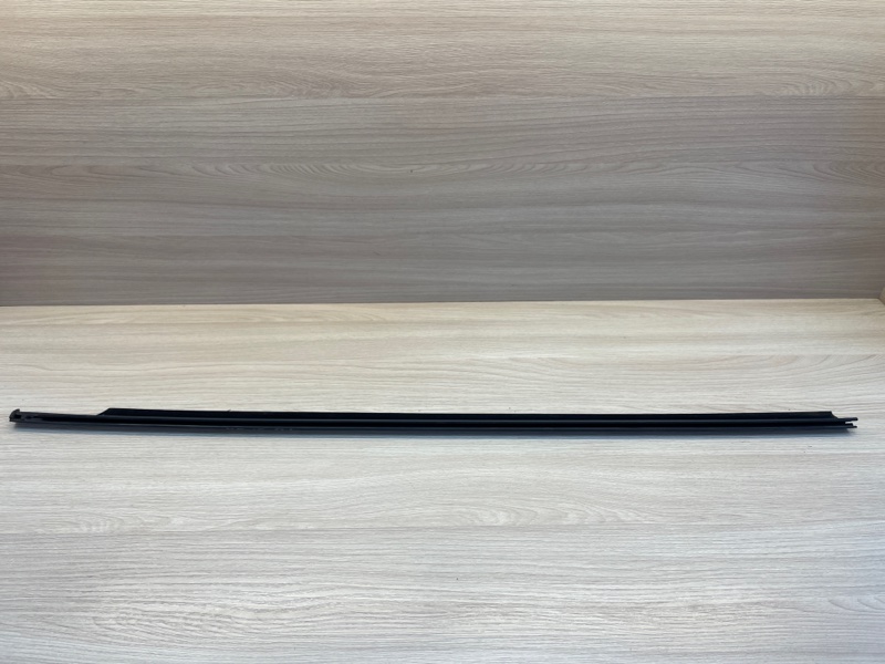 Уплотнитель стекла      двери