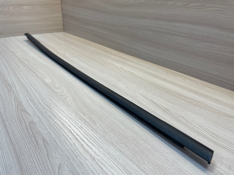 Уплотнитель стекла      двери