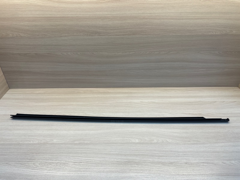 Уплотнитель стекла      двери