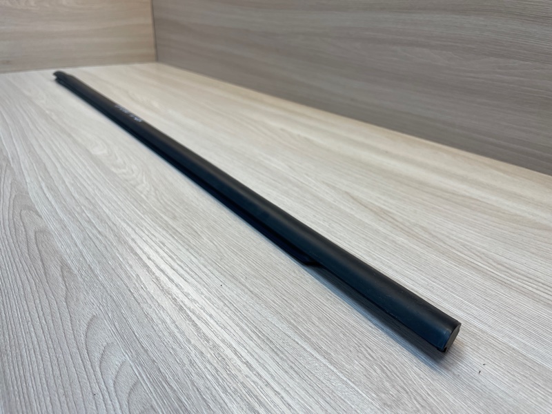 Уплотнитель стекла      двери