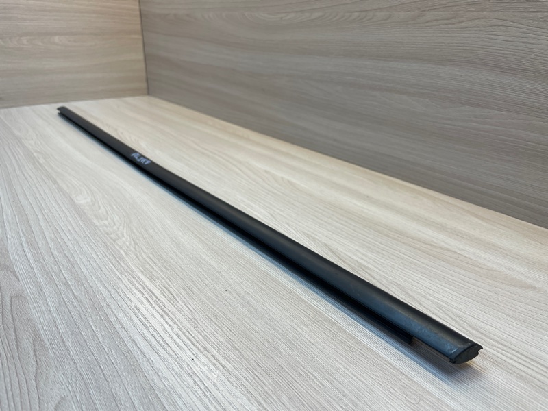 Уплотнитель стекла      двери