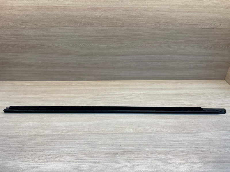 Уплотнитель стекла      двери