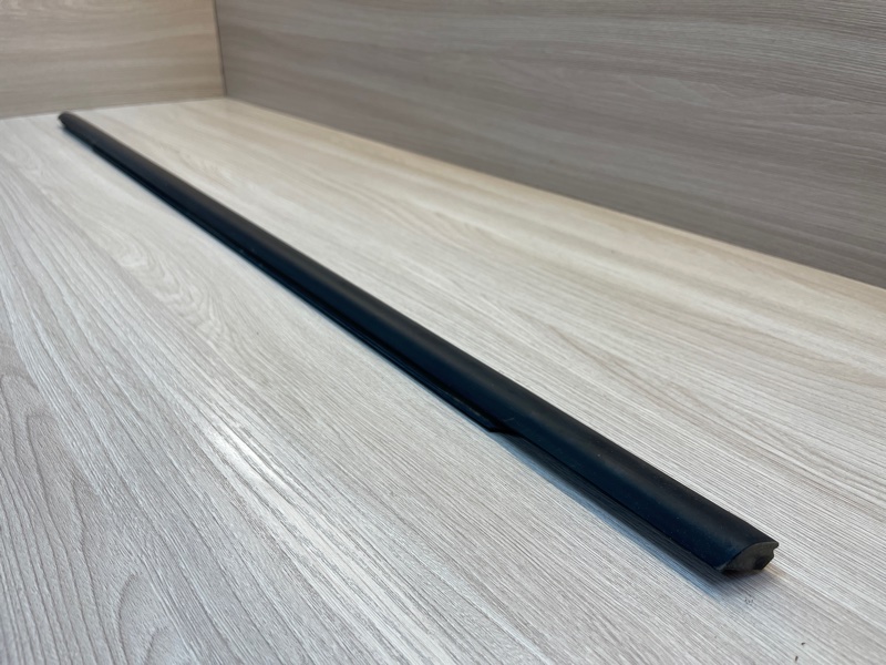 Уплотнитель стекла      двери