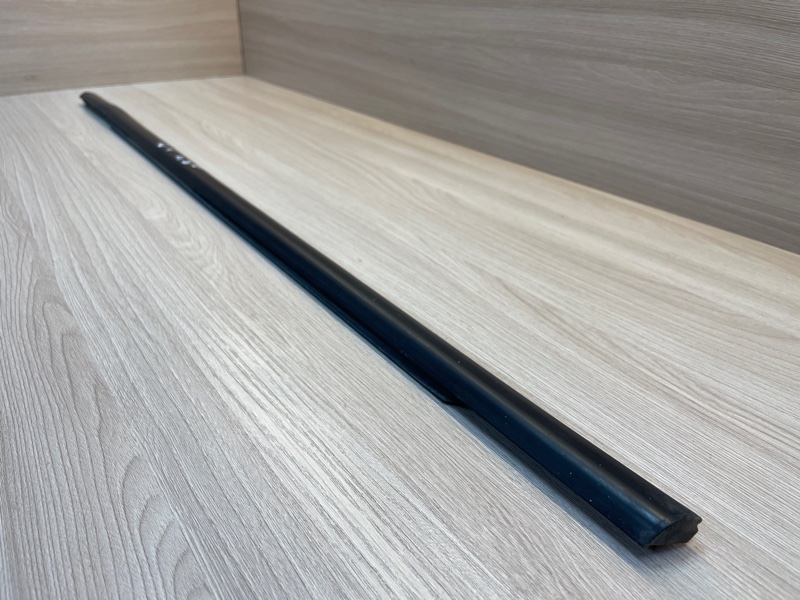 Уплотнитель стекла      двери