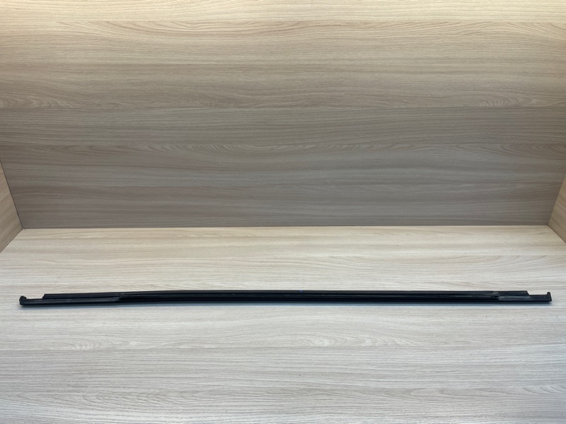 Уплотнитель стекла      двери