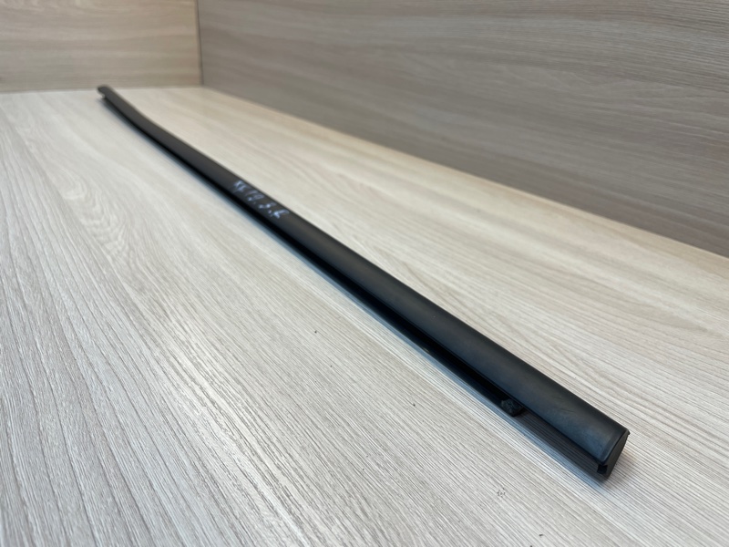 Уплотнитель стекла      двери