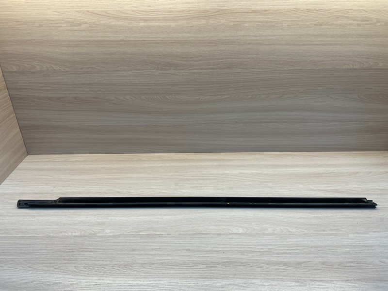 Уплотнитель стекла      двери