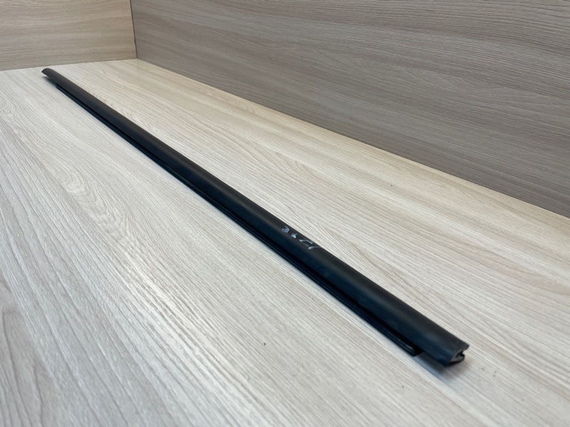 Уплотнитель стекла      двери