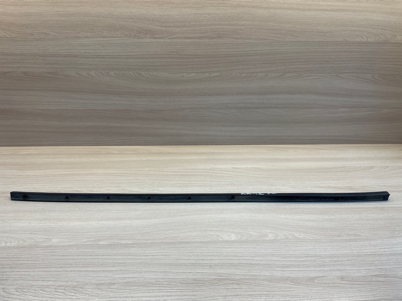 Уплотнительная резинка боковой двери