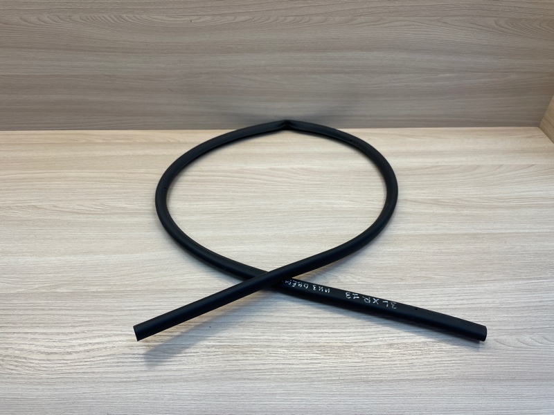 Уплотнительная резинка боковой двери