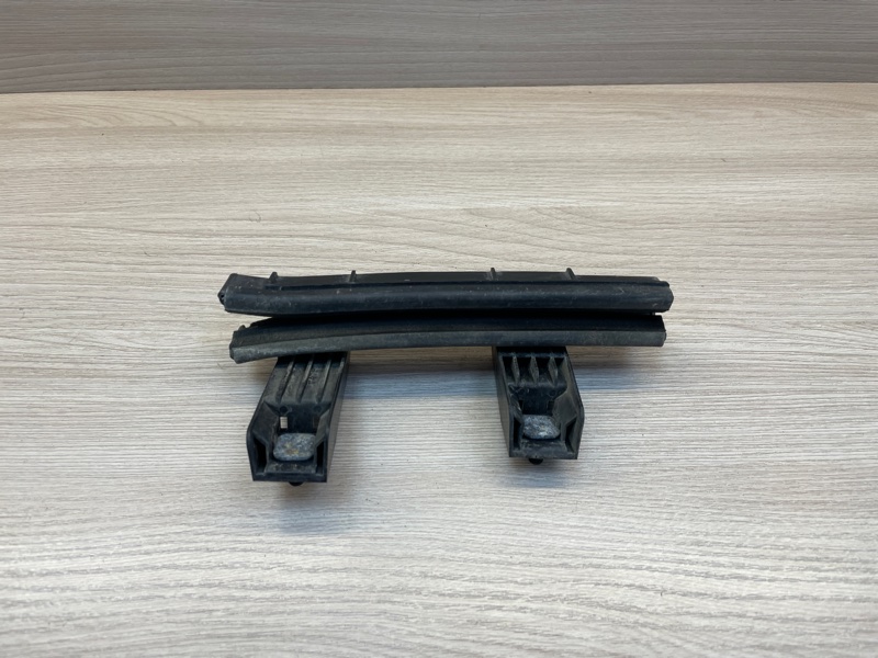 Направляющая стекла     двери