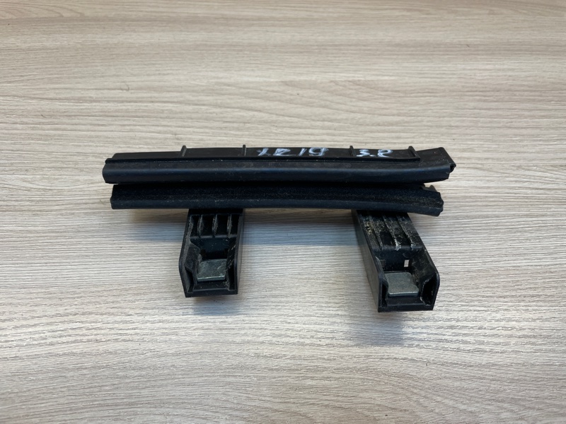 Направляющая стекла     двери