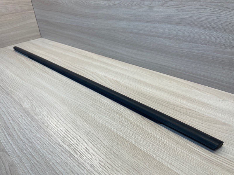 Уплотнитель стекла      двери