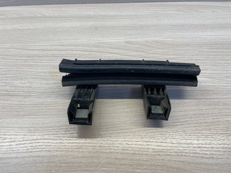 Направляющая стекла     двери