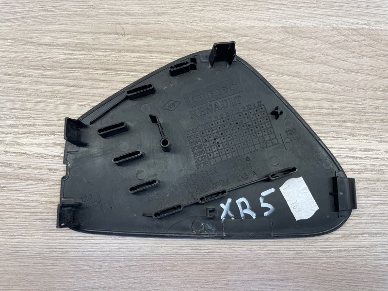 Крышка блока предохранителей салона