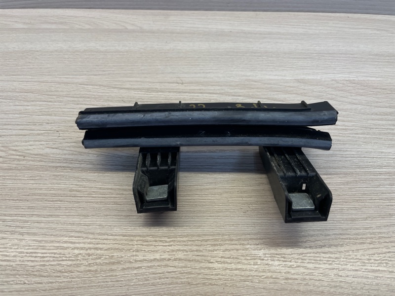 Направляющая стекла     двери