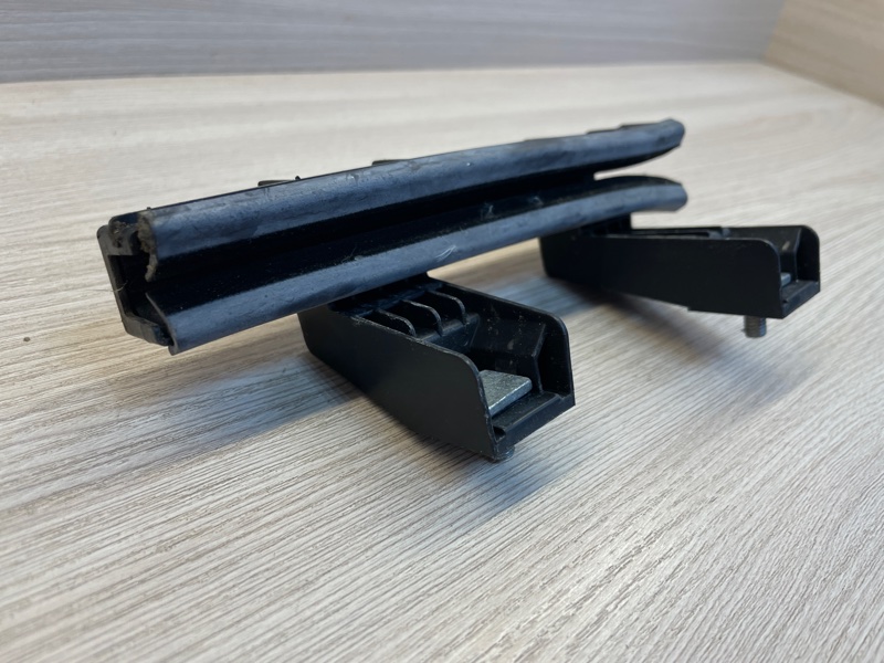 Направляющая стекла     двери