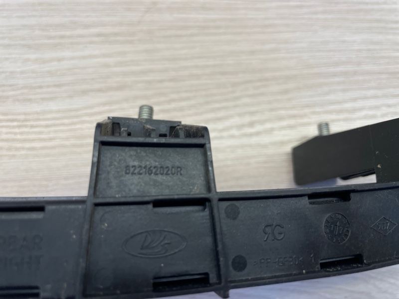 Направляющая стекла     двери