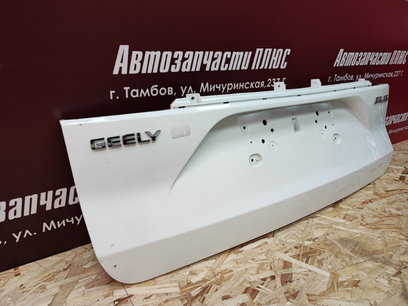 Молдинг крышки багажника