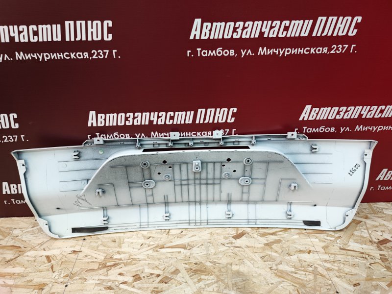 Молдинг крышки багажника