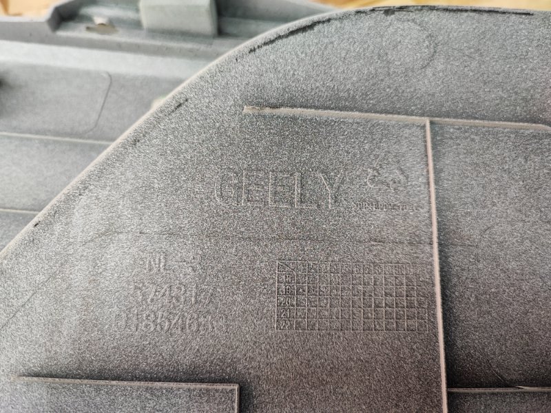 Молдинг крышки багажника