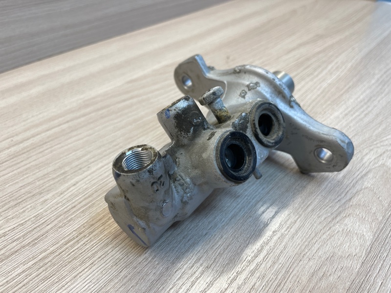 Главный тормозной цилиндр