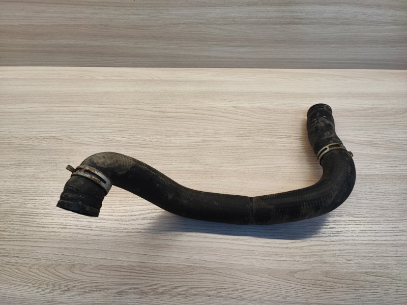 Верхний патрубок радиатора