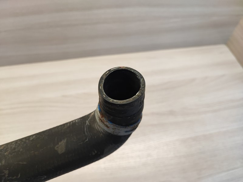 Верхний патрубок радиатора