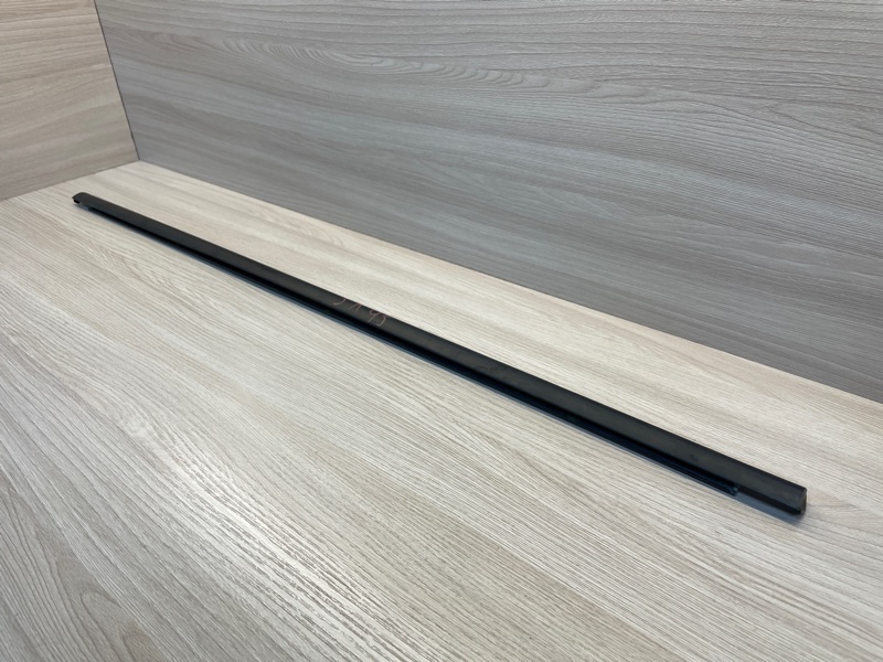 Уплотнитель стекла      двери